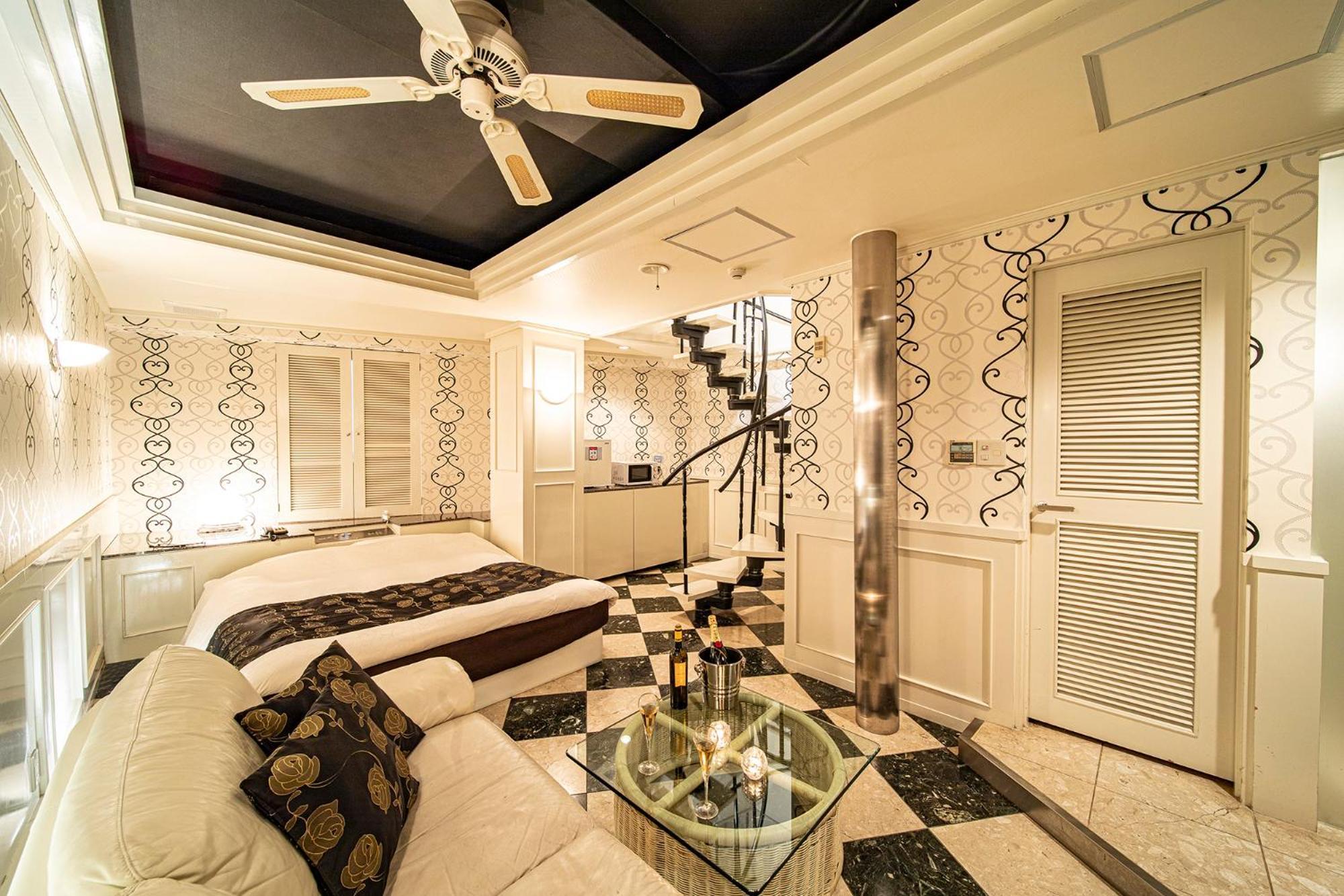 Private Pool Room